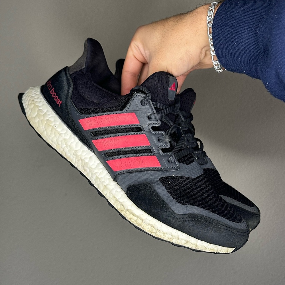 Adidas Men Ultraboost Size 9.5 Black and Red